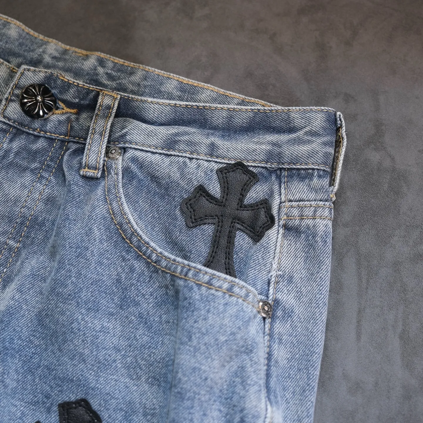 P290 Chrome Hearts Gallery co-branded limited-edition cross-flared flared jeans are a hot item this season and are sought after by countless celebrities and fashionistas. The neat details of the cutting process add color to the playful fashion! The neat and meticulous design, and the well-fitting structure is unique. The upper body not only has outstanding recognition, but also looks younger and younger. A style with the ultimate wearing meaning and performance, gorgeous color matching, and the craftsmanship of this style is also extremely extraordinary. After the finished product is washed, it is disassembled and hand-made with sheepskin cross leather and then spliced ​​together to complete. The whole piece has too many craftsmanship to describe. It is decorated with patchwork cross flowers and high-waisted washed jeans! ! Absolutely high-end luxury product, a god-level single product, a super popular product, made with top heavy industry, a magic weapon that cannot be missed to hit the streets. Size: 28 30 32 34 36 Color: blue